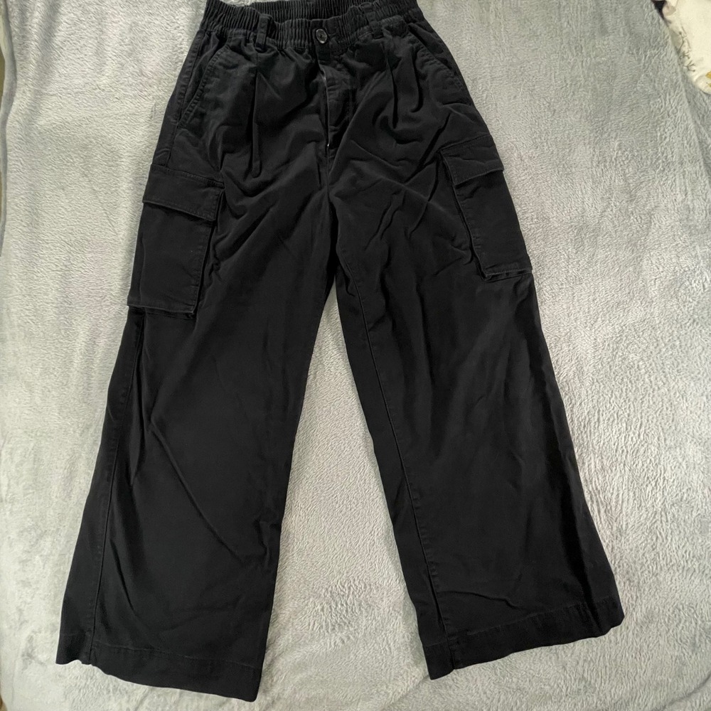 Old Navy black baggy cargo pants relaxed utilitarian streetwear vibe‎